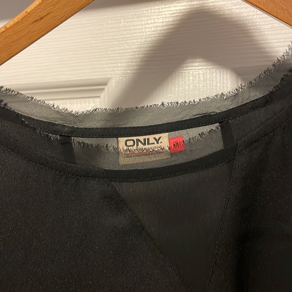 Sleeveless top with purposeful fraying - Picture 2 of 5